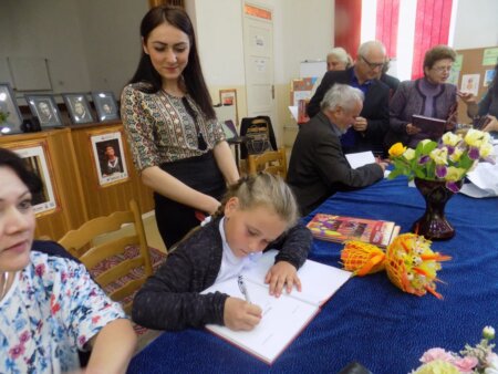 Ana Luciana Avramescu, experiența autografelor la opt ani