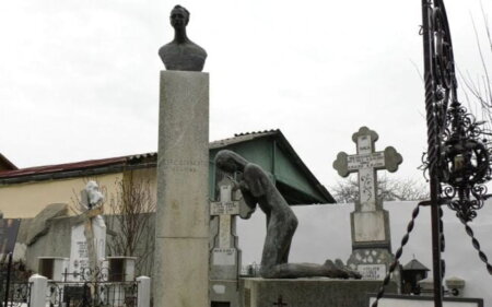 Două dintre cele mai valoroase opere ale lui Brâncuşi se află într-un cimitir din Buzău
