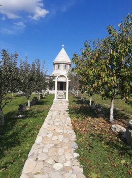 Lucian Avramescu: O candelă arde în Biserica din Livadă