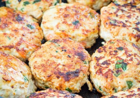 CHIFTELUȚE DIN PIEPT DE PUI, UȘOARE ȘI SĂȚIOASE, PE PLACUL CELOR MICI ȘI CELOR MARI