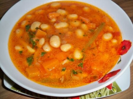 Cea mai delicioasă ciorbă de fasole de post. Ingredientul secret care dă tot gustul
