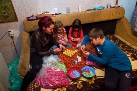 The Sun: Copiii români, plătiți cu 1 leu pe oră pentru a asambla jucăriile din ouăle Kinder