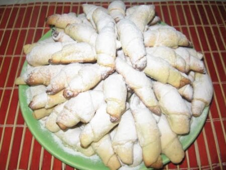 Încearcă și tu! Am aflat secretul cornulețelor pufoase cu dulceață pe care le făcea bunica