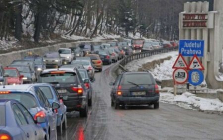 Record pe Valea Prahovei: Coada de mașini a măsurat 43 de kilometri