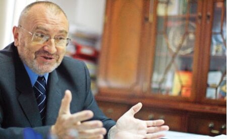 Prof. Univ. Dr. Ioan Lascăr: „Cea mai lungă operație a fost replantarea a cinci degete amputate, care a durat 18 ore”
