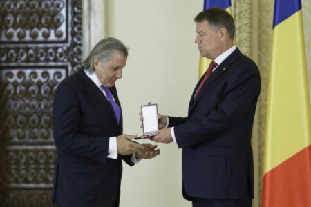 Președintele Klaus Iohannis l-a decorat pe Ilie Năstase: „Ați fost un fenomen al naturii umane pe terenul de tenis”