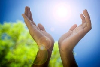 Mâinile, antene pentru a atrage energia Cosmosului! Astfel, ele sunt un adevarat instrument magic!