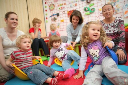 Directivă europeană obligatorie: Angajații care au copii mici vor avea program flexibil la muncă