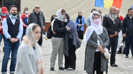 Patriarhia Română face obligatorie păstrarea măştii în biserică. Cine nu poate intra