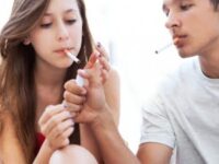 Marea Britanie pregătește o interdicție istorică: tinerii născuți după 2008 nu vor putea fuma