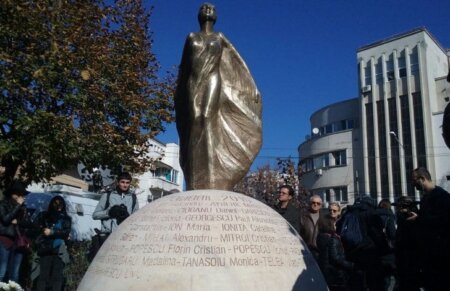 Monumentul „Colectiv” se înalță la locul tragediei