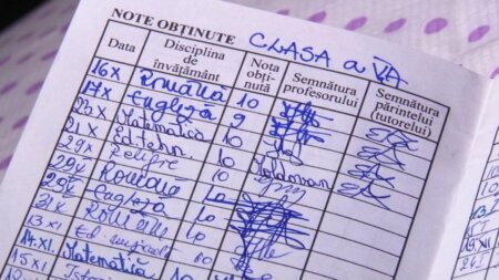 Psiholog: Notele de la şcoală nu reprezintă potenţialul pe care îl are un elev, ci îl forţează să rămână între graniţele unui sistem social derutant