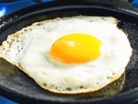 De ce trebuie să pui făină în tigaie, atunci când faci ochiuri. Doar bucătarii profesioniști știu acest truc