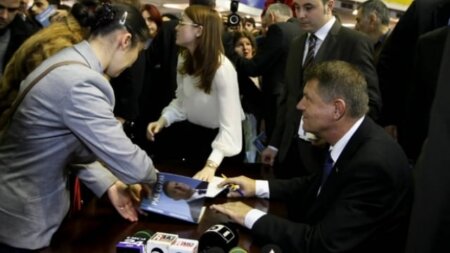 Cartea lui Klaus Iohannis, ”Pas cu pas”, a fost tradusă în chineză și va fi lansată la Beijing