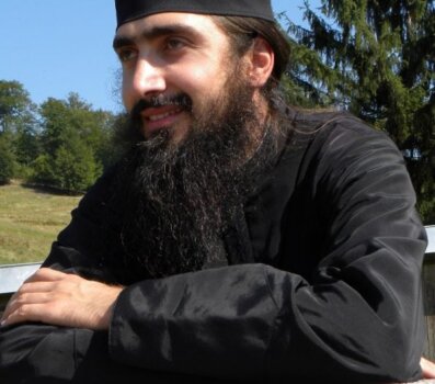 Părintele Hrisostom Filipescu: Iartă-i pe cei care ţi-au greşit, nu pentru că ar merita iertarea, ci pentru că tu meriţi liniştea!