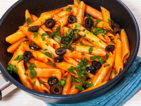 De post – PASTE CU SOS DE ROŞII ŞI MĂSLINE