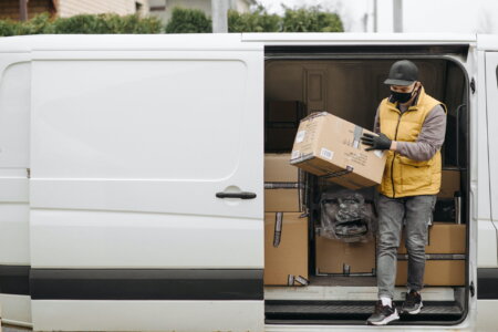 Plănuiești să pleci la studii în străinătate? Iată cum îți poți muta lucrurile simplu și ușor