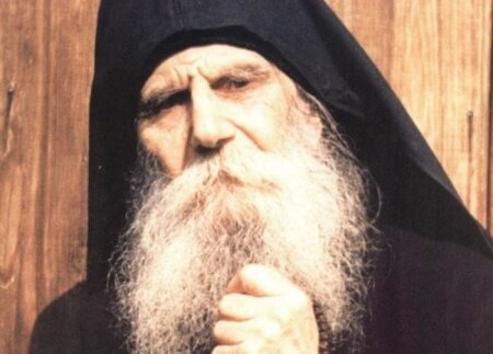 Părintele Paisie: „Dacă vrei să-ți petreci viața în curăție, nici prin cap să nu-ți treacă să placi oamenilor. Să fii cât mai nepretuiță de oameni …