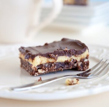 Prăjitura  japoneză NANAIMO contaminează cu bună dispoziție familia ta și îți face prietenii mai prietenoși