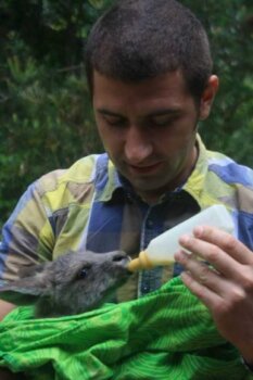 Românul întors din Australia: Credeam că am văzut tot în 20 de ani de activism, dar iadul l-am găsit în Australia