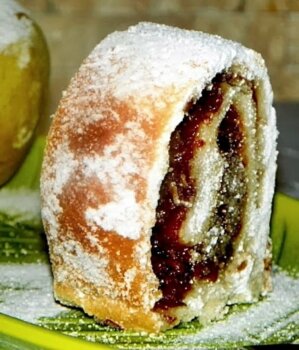 REȚETĂ CA LA BUNICA – RULADĂ DE MERE ȘI GEM DE PRUNE, incredibil de gustoasă!