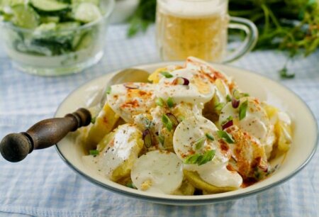 CUM PREPARI CEA MAI BUNĂ SALATĂ DE CARTOFI DIN LUME, în doar 30 de minute