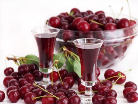 Vișinata, singura băutură stilată din casa țăranilor – Rețeta tradițională