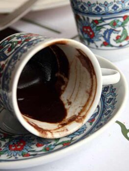 Zaţul de cafea: 5 tratamente eficiente pentru ten şi păr, pe care le poţi face acasă