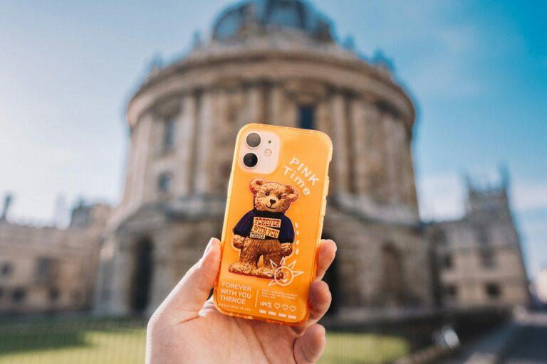 Husa pentru telefon este un accesoriu esențial în protejarea și menținerea în siguranță a dispozitivului tău mobil și chiar dacă, poate, îți place mai mult cum arată telefonul tău fără una, ar trebui să te gândești de două ori. Cu toate astea, e foarte posibil ca varietatea de pe piață a produselor să-ți dea bătăi de cap atunci când faci alegerea, astfel încât să nu dai greș. Totuși, există câteva criterii importante pe care ar trebui să le iei în considerare atunci când îți alegi husa pentru telefon, iar tu ești pe cale să le descoperi! Iată care sunt cele mai relevante trei criterii de alegere a husei pentru telefon 1. Compatibilitatea cu modelul și dimensiunea telefonului tău Primul și cel mai important criteriu în alegerea unei huse pentru telefon este să te asiguri că este compatibilă cu modelul și dimensiunile exacte ale dispozitivului tău, așa că dacă preferi să o comanzi online, citește cu atenție specificațiile acesteia. Fiecare model de telefon are dimensiuni și configurații specifice, iar o husă incompatibilă nu va oferi protecția necesară sau nu va se potrivi perfect și probabil că nici nu vrei să faci retur. Majoritatea producătorilor de huse pentru telefoane oferă opțiuni specifice pentru fiecare model de telefon, ceea ce face mai ușor să găsești o husă perfect adaptată. În cazul în care o cumperi din magazin, fă o probă atentă înainte, pentru a vedea cât de bine se potrivește aceasta și cum se comportă telefonul tău atunci când o poartă. 2. Nivelul de protecție oferit Un alt criteriu important în alegerea unei huse pentru telefon este nivelul de protecție pe care îl oferă, deoarece, scopul său principal este să-ți protejeze dispozitivul împotriva zgârieturilor, căzăturilor și altor daune. Prin urmare, alege o husă care să ofere un nivel adecvat de protecție în funcție de stilul tău de viață și de activitățile pe care le desfășori în mod obișnuit. Există diverse tipuri de huse disponibile, cum ar fi cele subțiri și ușoare pentru protecție minimală, cele cu protecție medie, care oferă un echilibru între dimensiune și protecție sau husele rezistente la șocuri sau apă, pentru cei care au nevoie de o protecție extremă. Dacă accesezi site-ul celor de la Altex.ro, vei putea regăsi o gamă largă de huse de telefoane cu modele, culori și tipuri de protecție diferite. 3. Designul și funcționalitatea Ultimul criteriu, dar nu cel din urmă, este designul și funcționalitatea husei pentru telefon. Dacă protecția este cea mai importantă, aspectul și funcționalitatea husei joacă și ele un rol semnificativ în alegerea finală. Alege un design care să îți placă și ia în considerare și funcționalitățile suplimentare pe care le oferă husa, cum ar fi suportul integrat pentru vizionarea conținutului media, protecția camerei foto sau funcția de protecție împotriva radiațiilor. În concluzie, atunci când îți alegi o husă pentru telefon, asigură-te că este compatibilă cu modelul și dimensiunile dispozitivului tău, oferă nivelul adecvat de protecție și are un design și funcționalități care să îți satisfacă nevoile și preferințele și n-ai cum să dai greș! Sursă foto: Unsplash.com