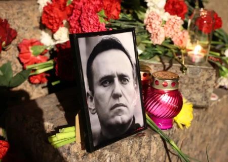 Aleksei Navalnîi, aplaudat de mii de oameni la slujba de înmormântare și îngropat cu piesa „My Way” a lui Frank Sinatra pe fundal