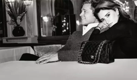 Geanta emblematică CHANEL în istoria cinematografică: Penélope Cruz & Brad Pitt, în noua campanie CHANEL