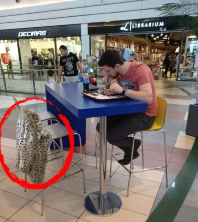 Gestul emoționant al unui tânăr din București care își amintește de iubita pierdută printr-un detaliu neașteptat, observat de trecători într-un mall