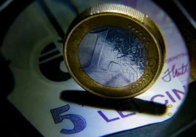 Record istoric: Cursul euro a ajuns la 5,03 lei, pe fondul instabilității politice