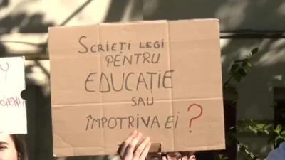 Studenții continuă protestele față de tăierea burselor: „Nu suntem cheltuieli, suntem investiții”. Ce le răspunde ministrul Educației?