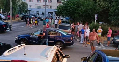 Accident în Prundu! Fetiță de 9 ani rănită după ce s-a izbit cu trotineta de o mașină staționată! Intervine SMURD!
