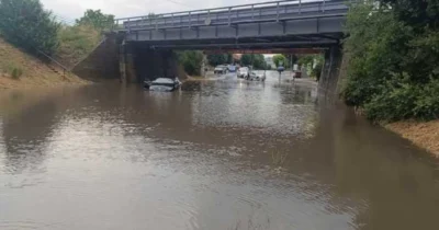 Inundații și blocaje în Făgăraș! Mașini prinse sub copaci, traficul complet paralizat!