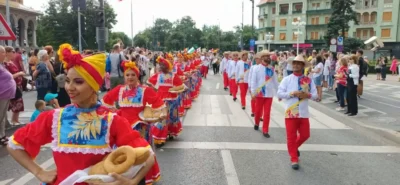 Zeci de ansambluri din 14 țări vor colora Timișoara la Festivalul Inimilor 2025! Parada portului popular începe miercuri!
