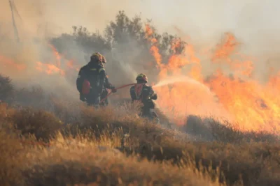 Incendii de proporții în Grecia! Mii de persoane evacuate din cauza flăcărilor care distrug case și ferme!