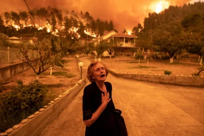 Alertă în Grecia! Zeci de sate evacuați din cauza incendiilor de pădure care scapă de sub control!