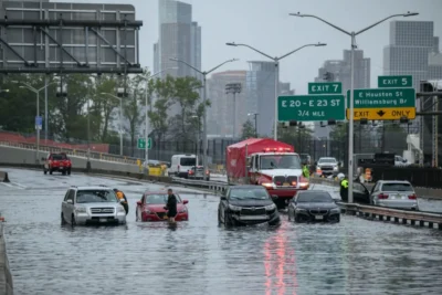 Alertă maximă în SUA! New York și New Jersey, paralizate de inundații catastrofale! Zeci de zboruri anulate și evacuări în masă!