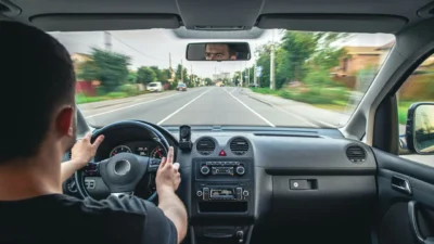 Șocant! Șoferii români consideră depășirea vitezei cea mai puțin periculoasă abatere rutieră, deși provoacă cele mai multe accidente!