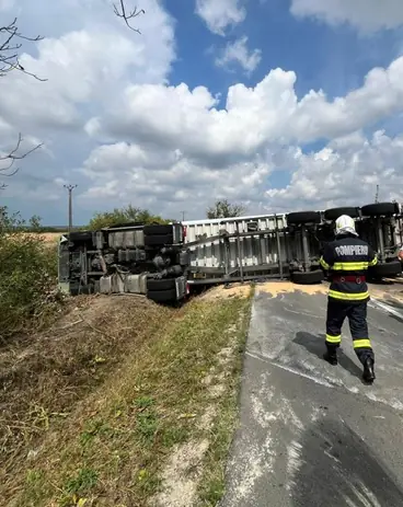 Accident grav în Arad! Autotren încărcat cu grâu s-a răsturnat după coliziunea cu două mașini! Victimă transportată la spital!