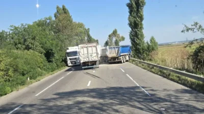 Accident pe DN2 în Bacău! Trafic blocat după ce 3 autocamioane și o autoutilitară s-au ciocnit!