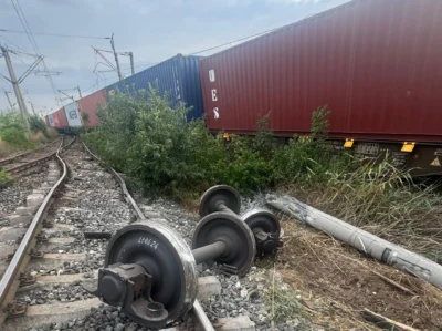VIDEO – Trafic blocat pe ruta Constanța – Mangalia! Două vagoane din trenul de marfă au deraiat!