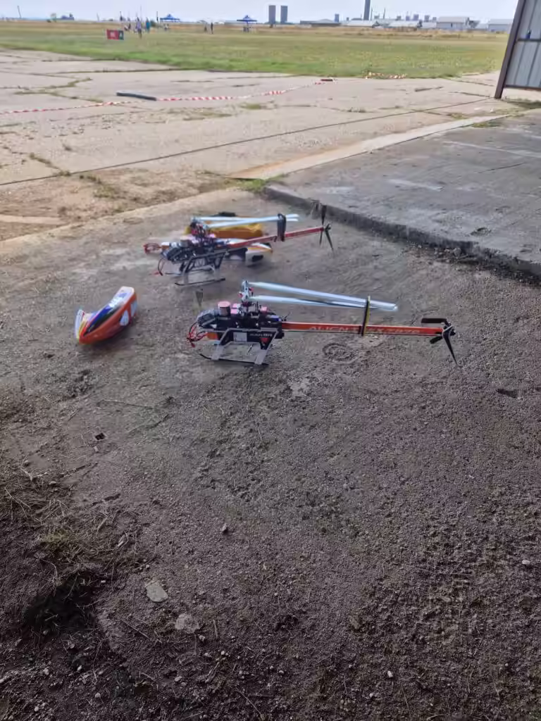 Pitești, capitala acrobațiilor cu elicoptere! 5 elicoptere 2