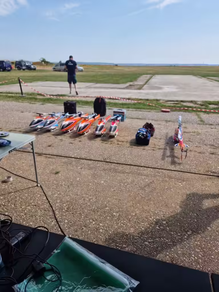 Pitești, capitala acrobațiilor cu elicoptere! 4 elicoptere 5