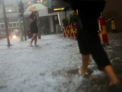 Record de precipitații în Hong Kong! Ploile torențiale au închis școli, spitale și au inundat străzile!