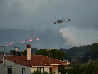 Tragedie și haos în Grecia! Incendii devastatoare și vânturi puternice mătură regiunea Atenei!