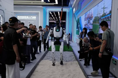 China intră în forță pe piața roboticii! Primul Robot Mall din Beijing, plin cu roboți umanoizi de la 250 de euro până la milioane!