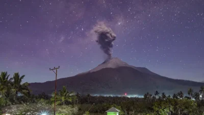 Breaking! Vulcanul din Indonezia erupe violent! Mii de oameni evacuați, pericol iminent de lave torențiale!